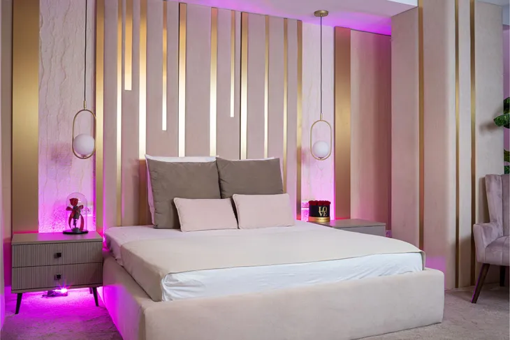 Camera 7 – cameră modernă și roz