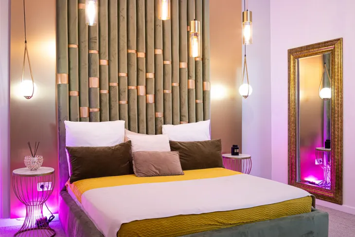 Camera 9 – cameră roz și elegantă