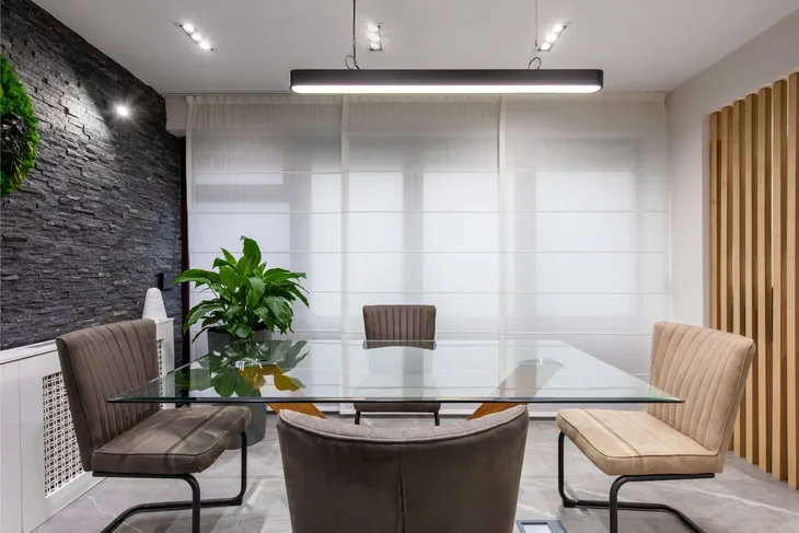 birou ordonat și luminos